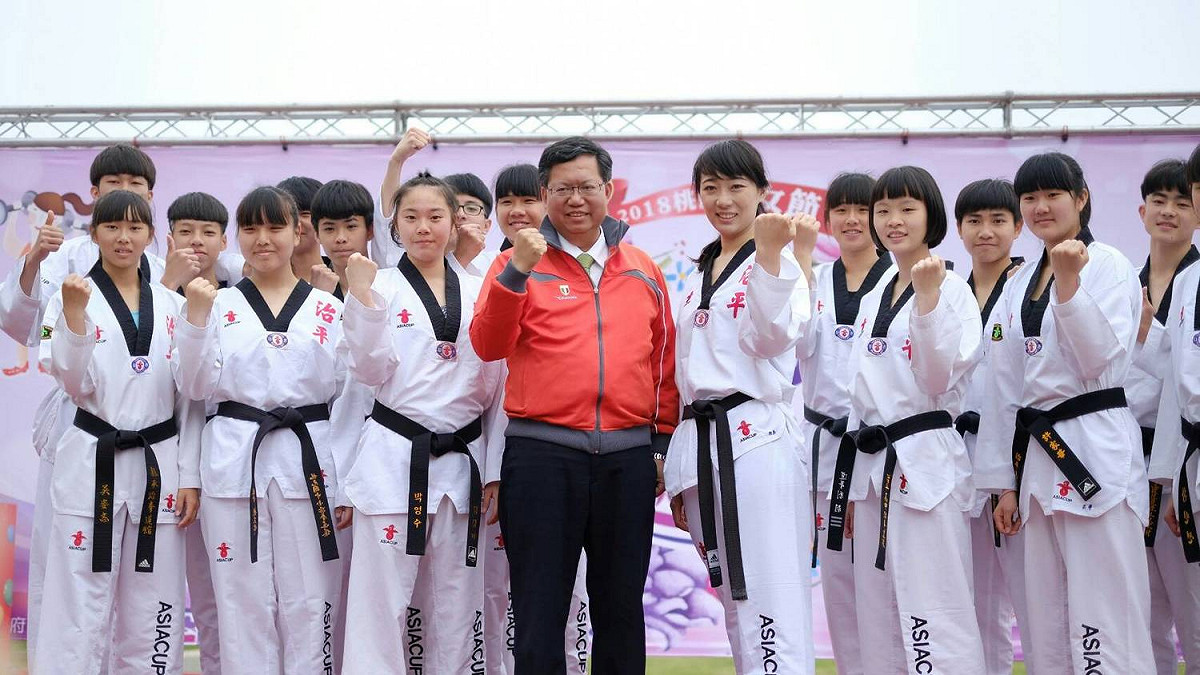為慶祝婦女節，桃園中壢區中正公園在今 (3) 天舉行「2018桃園婦女節─運動女力 健康促進」園遊會活動，特別邀請女性跆拳道者在開幕秀上表演，展現女性帥氣的一面，並邀請民眾在參與園遊會之餘，為自己的健康動一動！ 圖 : 桃園市政府 / 提供