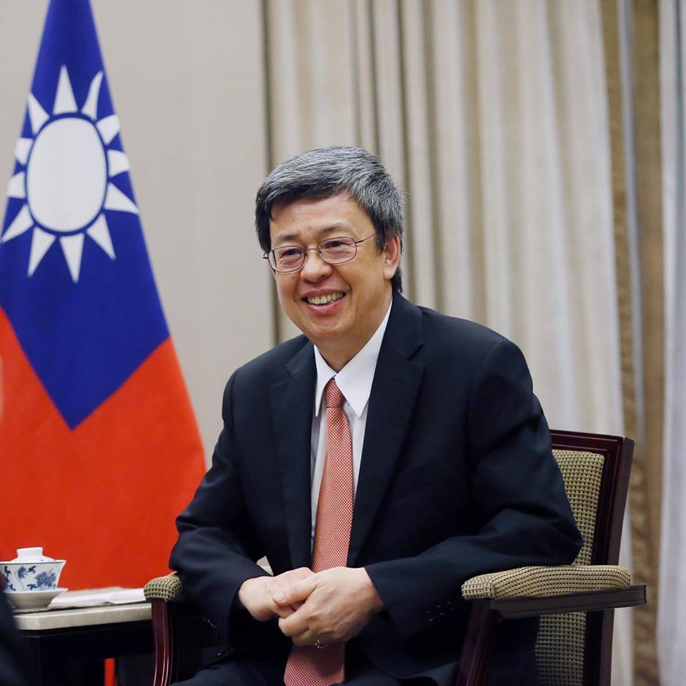 高雄市議會今(3)天舉行早禱會，副總統陳建仁出席，並與教友一起為台灣、為高雄禱告，期盼讓高雄成為有愛、有溫暖的城市，讓台灣如同展翅衝向天際的鳳凰，發光發亮。 圖 : 翻攝自陳建仁臉書