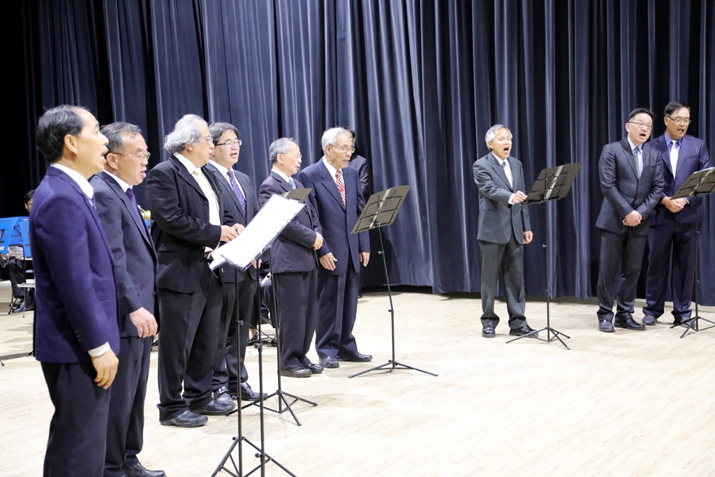 今天的開館儀式還特別舉辦了「許石的歌音樂會」，台南市長李孟諺還與相關人士一起合唱許石四部組曲，慶祝開幕。 圖 : 台南市政府/提供