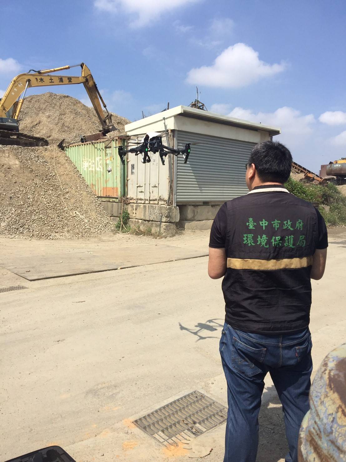 台灣西半部今（3）日受微弱風場環境影響，大氣擴散條件不佳，從台北至雲嘉南甚至金門各縣市，空品指標達紅色等級，表示對所有族群不健康的程度，台中市政府環保局立即啟動應變措施。 圖：台中市政府/提供