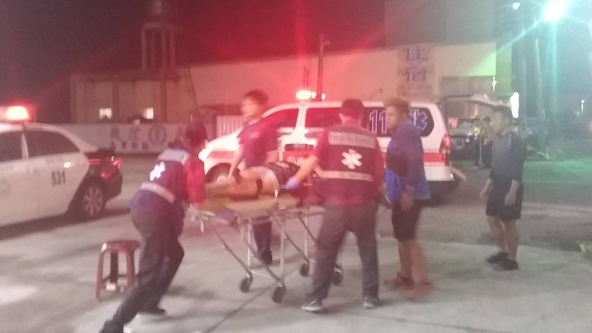 警方指出，車上2名傷者分別是(女25歲，左手骨折)及(男26歲，左大腿骨折)，已經送往枋寮醫院就醫。 圖：屏東消防局提供