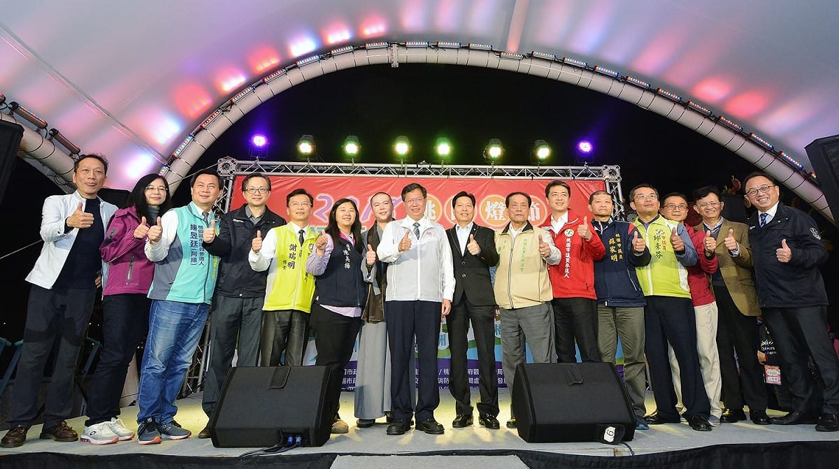 今晚出席桃園燈節水汴頭之夜有桃園市長鄭文燦和立法委員鄭寶清、桃園市議員陳美梅、市府觀旅局長楊勝評、桃園區長張世威均一同出席活動。還有參選市議員提名的民進黨候人也出席。 圖:桃園市府提供