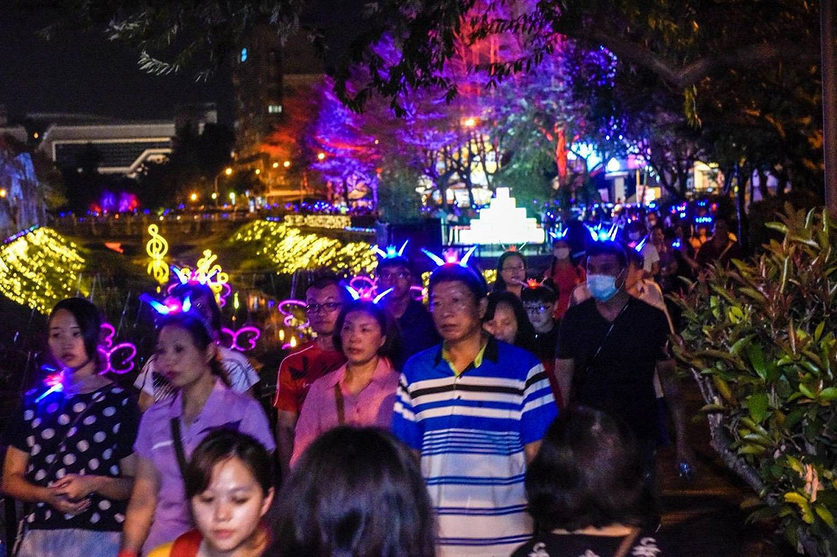 屏東縣長潘孟安戴上LED燈，從千禧公園沿著萬年溪畔，健走人潮在溪畔漫步流動，萬人鑽動與屏東綵燈節相輝映，形成光之流域，成為城市最美的夜景。 圖:屏東縣政府提供