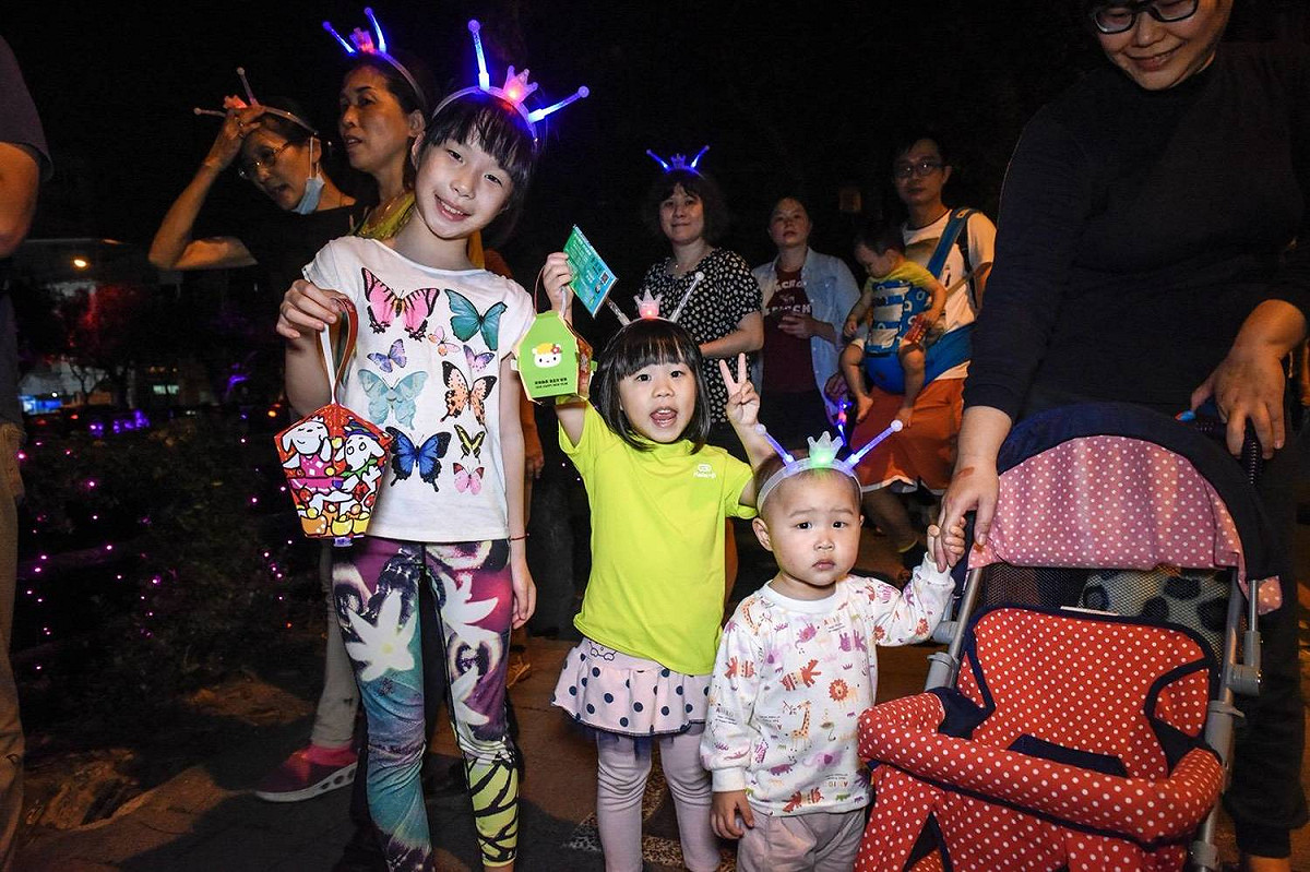 屏東縣長潘孟安戴上LED燈，從千禧公園沿著萬年溪畔，健走人潮在溪畔漫步流動，萬人鑽動與屏東綵燈節相輝映，形成光之流域，成為城市最美的夜景。 圖:屏東縣政府提供