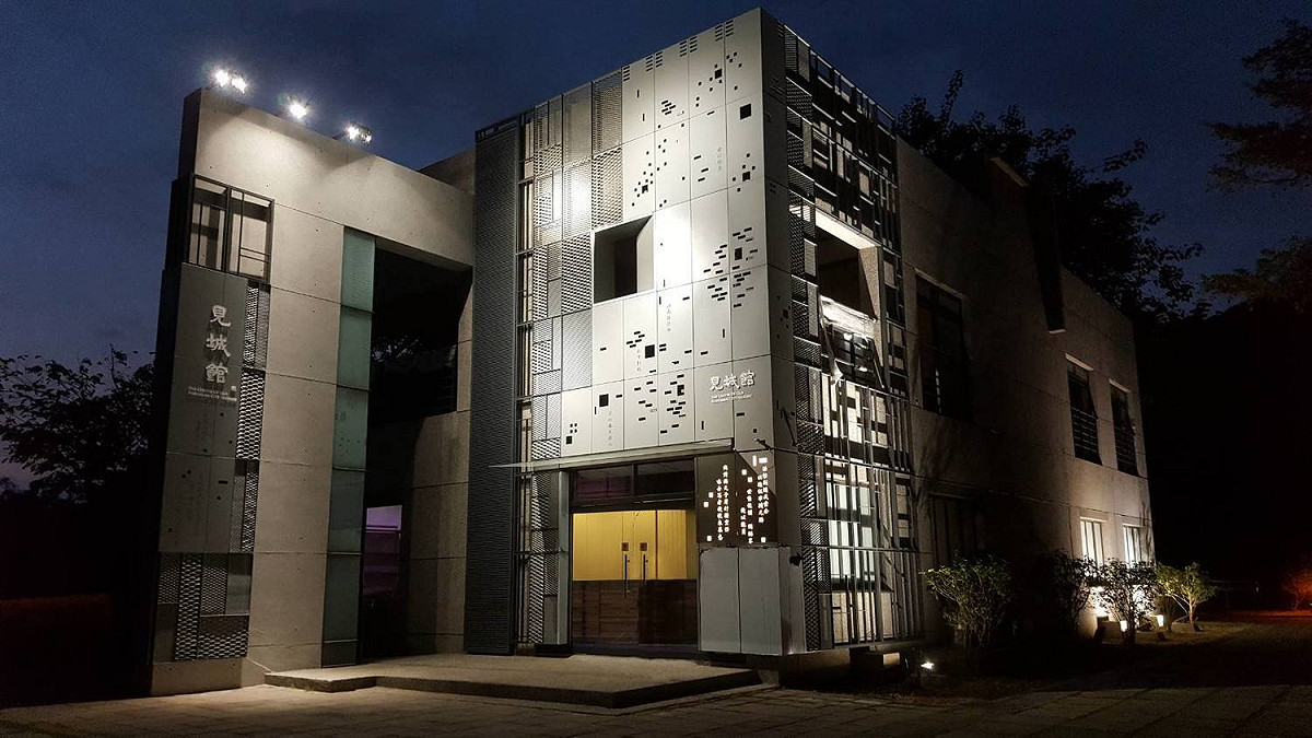 全臺首座結合光雕投影及動態演繹左營舊城百年歷史的文史展示館—「見城館」於今(3)日正式啟用，高雄市府以8年時間重現左營舊城及哈瑪星新濱町等歷史現場，總經費達27億元，透過這二個計畫可以看出高雄在整個台灣歷史發展的重要性。 圖:高雄市府提供