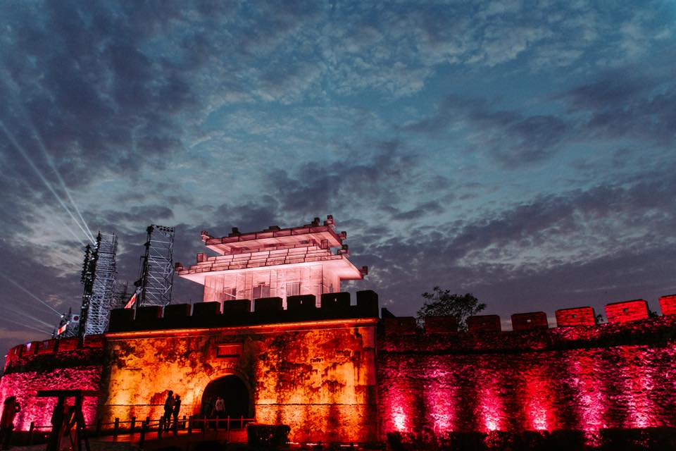 2018高雄春天藝術節開幕大戲《見城》左營東門夜景在時光灰燼中流轉《見城》. 圖:高雄市府提供