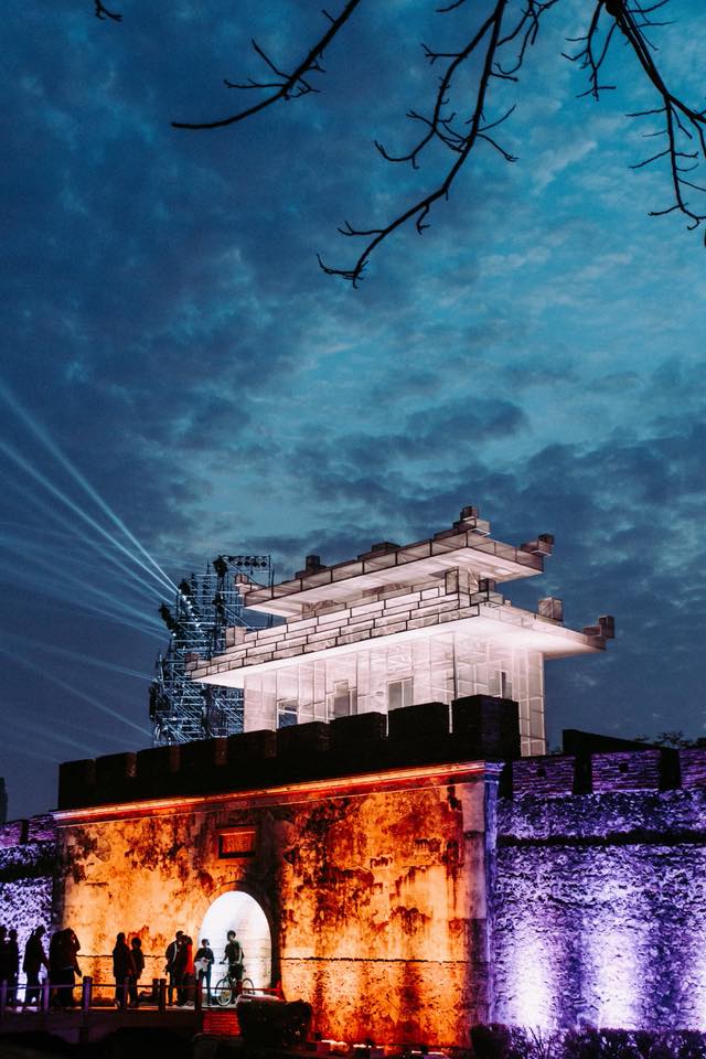 2018高雄春天藝術節開幕大戲《見城》左營東門夜景在時光灰燼中流轉《見城》. 圖:高雄市府提供