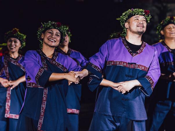 53名關注原住民族權益的學者與專家15日共同發表聲明，嚴正呼籲政府正視國家繼承的殖民結構與歷史責任，依循憲法法庭判決意旨，加速「屬南島語系民族之其他臺灣原住民族」的民族別核定與公告，並全面納入原住民族法制體系，以符國際人權規範，落實戰後轉型正義。（圖為平埔族群傳統舞蹈） 圖：高雄市府提供（資料照）