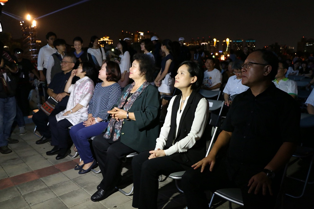 2018高雄春天藝術節開幕劇《見城》今(3)晚間於左營舊城東門前隆重演出，高雄市長陳菊偕同文化部長鄭麗君及勞動部長許銘春，副市長史哲(右1）到場觀賞，與市民朋友一同回顧左營舊城歷史。 明天晚上七點，還有一場，免費入場。 圖:高雄市府提供
