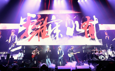 音樂教父李宗盛（右4）2日應邀擔任樂團五月天巡迴演唱會巴黎場嘉賓，嗨翻現場歌迷。右起為鼓手冠佑、吉他手石頭、主唱阿信、貝斯手瑪莎（左起）、吉他手怪獸。 相信音樂提供