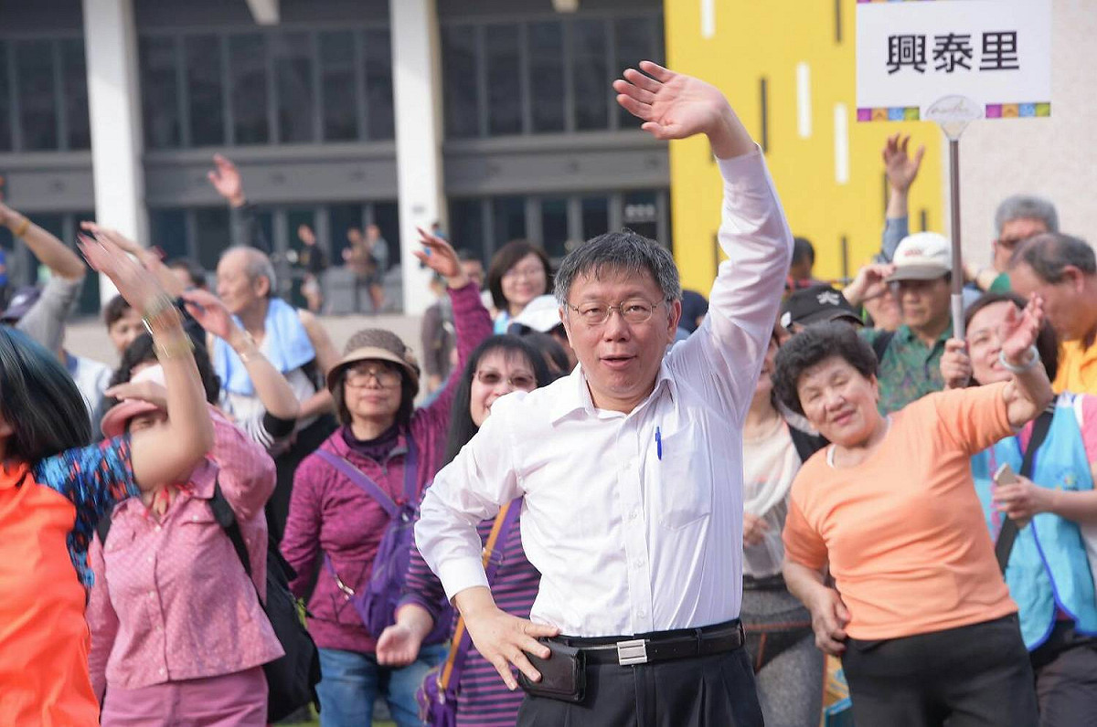 談及台北燈節今年表現，台北市長柯文哲今（4）天上午受訪時說，自世大運後，對市府團隊相當有信心，還透露昨天遊行彩排到凌晨3點，這些公務員還是很拚。 圖：台北市政府提供