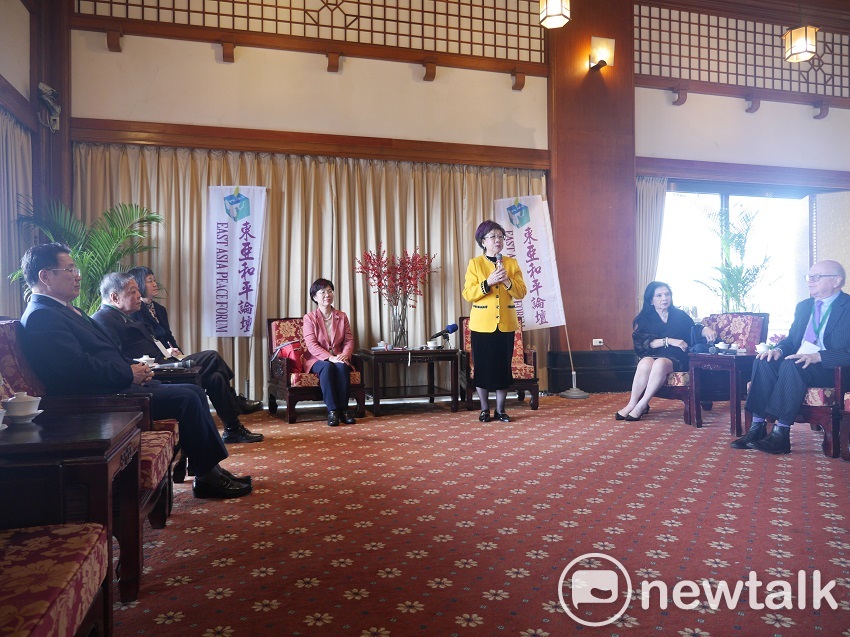 第一屆「東亞和平論壇」今天接續在台北圓山飯店舉行，韓國國會議員李恩宰、李柱榮、鄭亮碩、金奎煥，日本眾議員鈴木馨祐，菲律賓眾議員阿雷納斯、施貝娌（Lorna Silverio）等4國國會議員均受邀參加。 圖：趙婉淳／攝