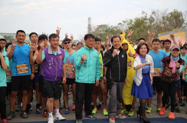 嘉義縣今(4)日舉辦2018台灣燈會反毒馬拉松，由嘉義縣副縣長吳芳銘鳴槍起跑，場面相當熱鬧。 圖：取自嘉義縣政府官網