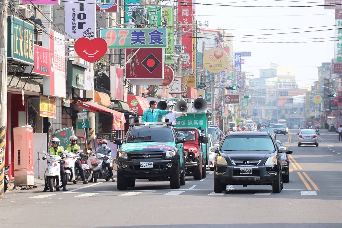 陳其邁的車隊掃街行程由各區支持的議員陪同，車隊浩浩浩蕩蕩，聲勢不小。 圖：陳其邁辦公室提供