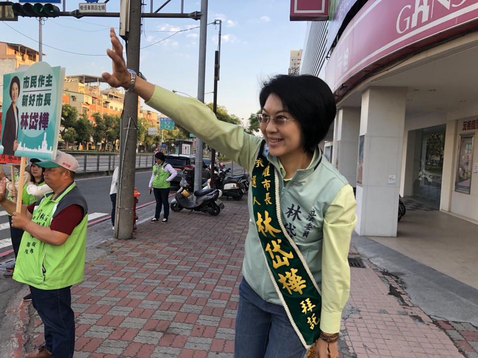 立委林岱樺選擇在交通尖峰時段、車流量大的路口，向過往的民眾揮手致意。 圖：林岱樺辦公室提供