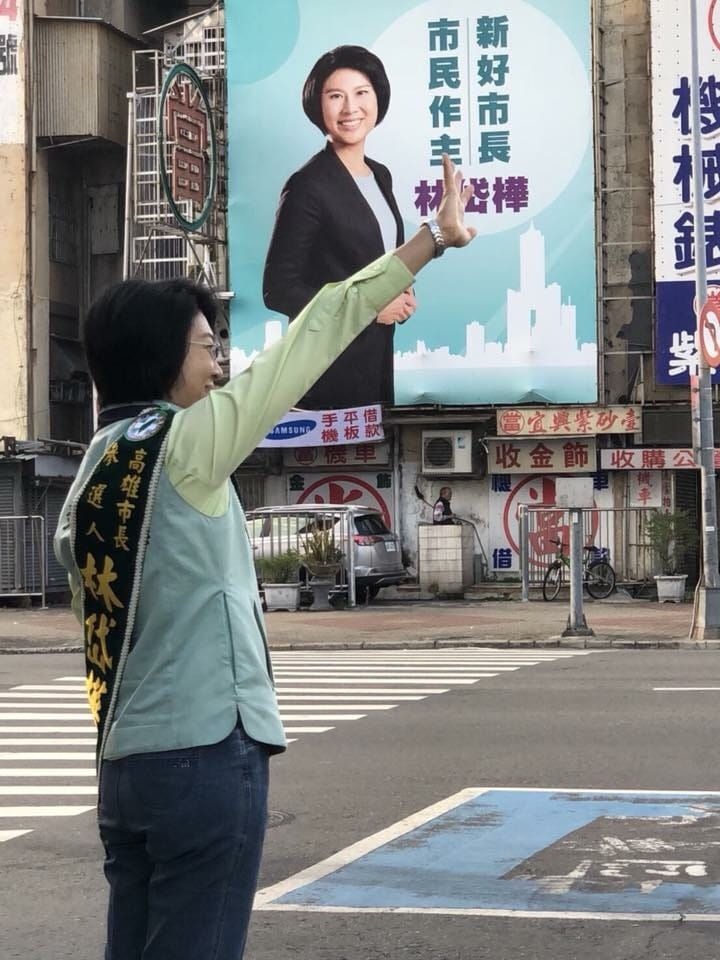 立委林岱樺選擇在交通尖峰時段、車流量大的路口，向過往的民眾揮手致意。 圖：林岱樺辦公室提供
