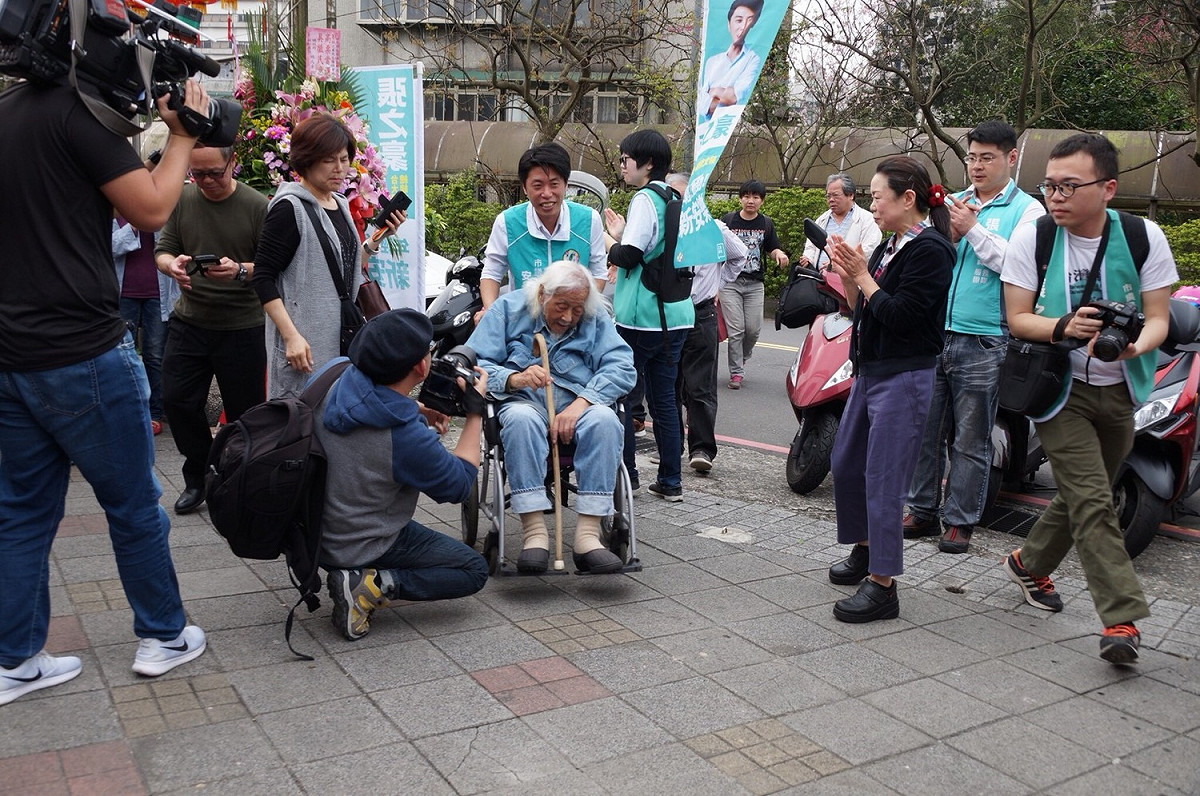 安樂區參選人張之豪於今日（4）舉行後援會成立大會。總統府資政史明、台日關係協會會長邱義仁皆到場支持。 圖：張之豪競選辦公室提供