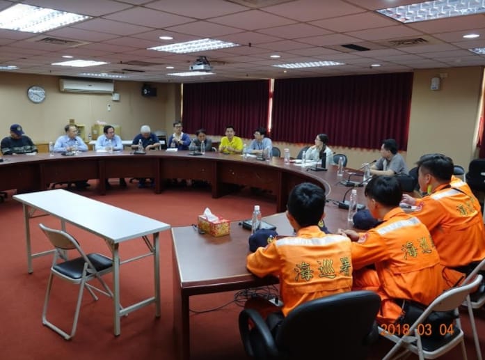環保署偕同交通部及海巡署與船務代理公司交涉繳交罰鍰事宜。 圖：環保署/提供