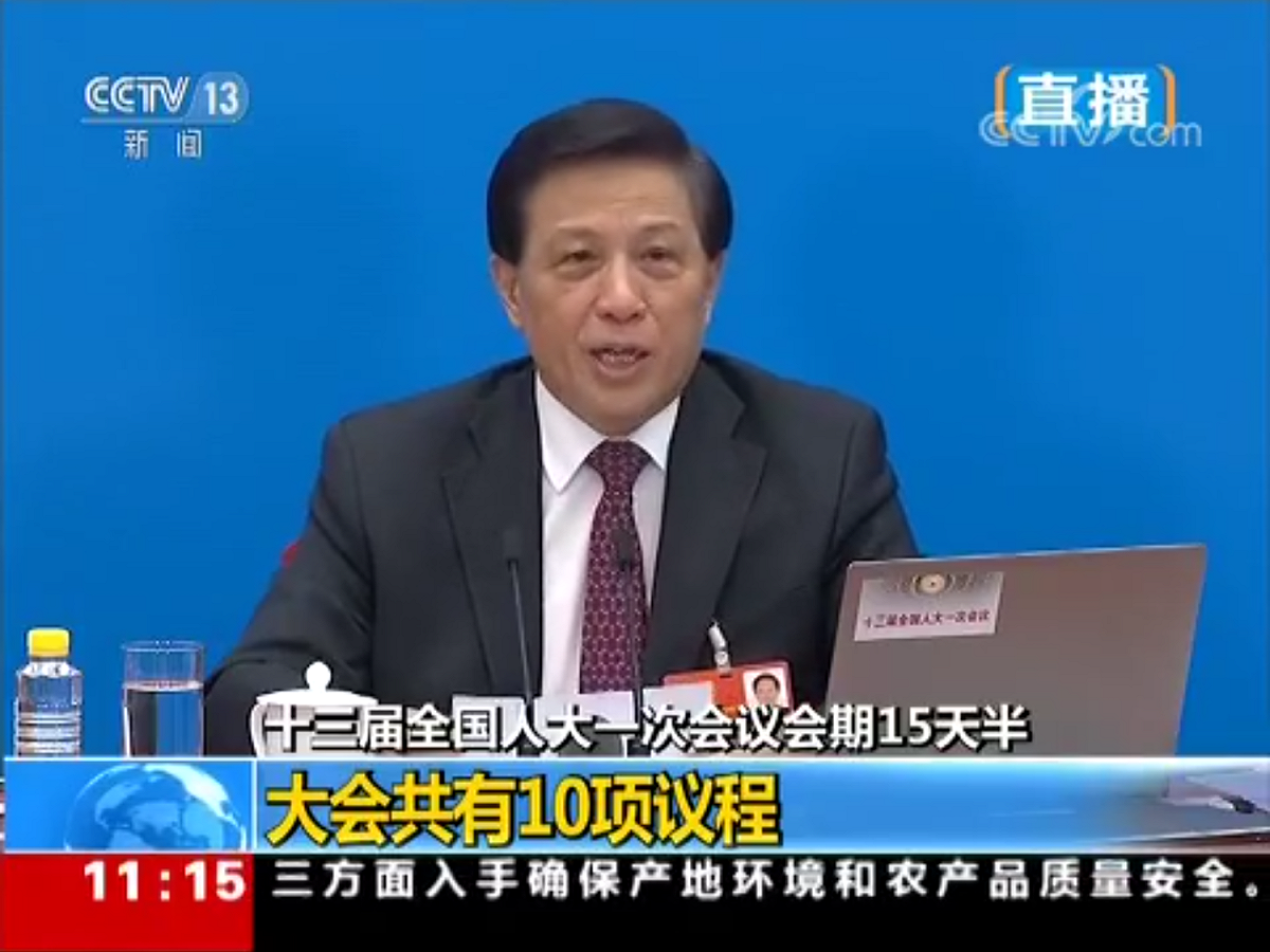 全國人大發言人張業遂表示，中國憲法對國家主席的相關規定也採取上述做法，即沒有做出「連續任職不得超過兩屆」的規定，此舉有利於維護「以習近平同志為核心的黨中央」權威和集中統一領導，有利於「加強和完善國家領導體制」。 圖：翻攝自央視畫面