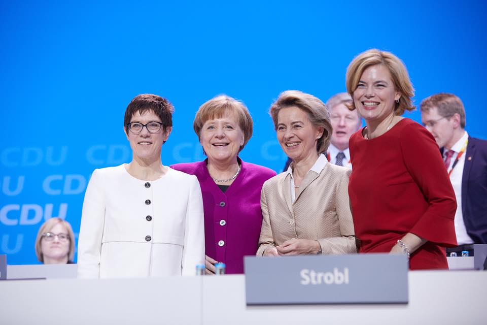 基民黨上周舉行黨代表大會時，任命梅克爾Angela Merkel（左2)的親密盟友克朗普凱倫鮑爾（Annegret Kramp-Karrenbauer）（左1)為新任秘書長，梅克爾也委以重振基民黨的重任。 圖:取自梅克爾Angela Merkel臉書