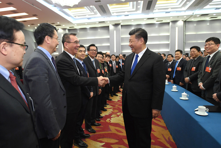 今（4）日下午，中共中央總書記、國家主席、中央軍委主席習近平看望參加全國政協十三屆一次會議的民盟、致公黨、無黨派人士、僑聯界委員，並參加聯組會，聽取意見和建議。中共中央政治局常委、全國政協十三屆一次會議主席團會議主持人汪洋，也參加看望和討論。 圖：翻攝自新華社