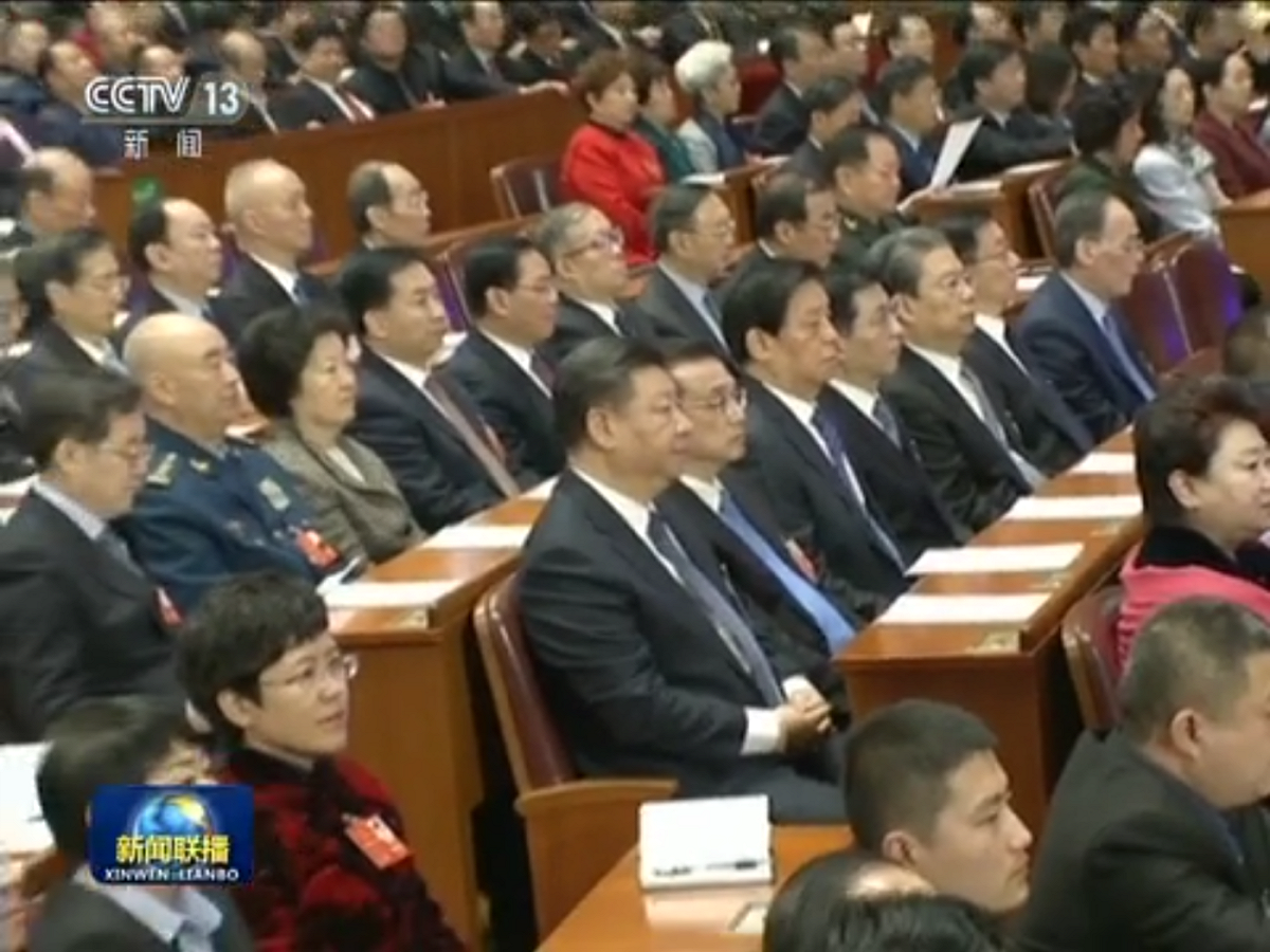 已被選為人大主席團成員的王岐山，不但和與會的6名中共中央政治局常委比肩、毗鄰而坐在同一排，而且當央視新聞聯播的畫面出現特寫鏡頭時，由左而右正是：習近平(如圖，第2排左3)、李克強、栗戰書、王滬寧、趙樂際、韓正、王岐山（第2排右）。 圖：翻攝自央視畫面