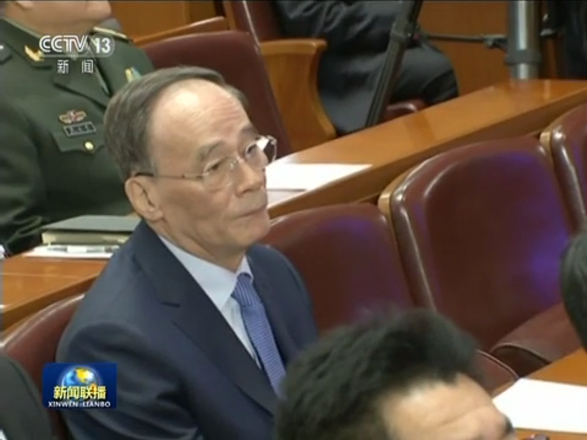 以「習家軍」為班底的政治局委員，則分別坐在他們的後面兩排。有趣的是，王岐山的左手邊明明還有空位，但並沒有人坐，更凸顯了這一排是人大的「貴賓席」，都是「位極人臣」的鎂光燈焦點，央視的鏡頭確實也多次take到。 圖：翻攝自央視畫面