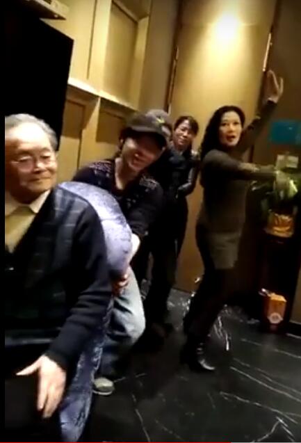 武漢民主人士黃靜怡和維權人士耿彩文，因在3月1日的生日聚會上，拉條凳子做騎馬遊戲，表演「倒車」的行為藝術，高喊「倒－車，請注意」，被指諷刺修憲倒退而以「尋釁滋事」為罪由，耿彩文被行政拘留15天，黃靜怡具體拘留情況則不清楚。 圖：翻攝自推特