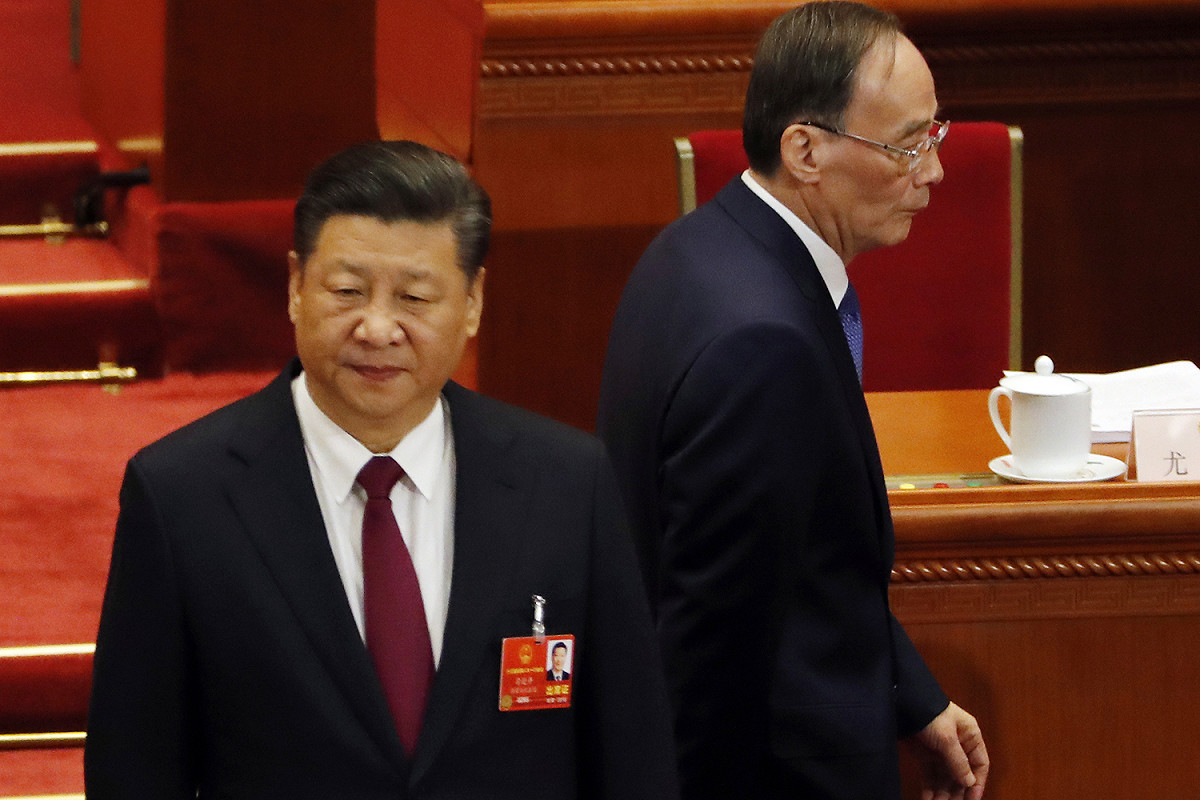 王岐山既非政治局常委，也不是政治局委員，卻能與習近平分坐在同一排的兩端，首尾呼應，互通聲息。「老王」雖已年屆七旬，但老臣謀國，「又出岐山」，只要習近平「賜坐」，人生七十才開始。圖為第十三屆全國人大會議登場，王岐山（右）從習近平（左）的身後走過。 圖：達志影像/美聯社