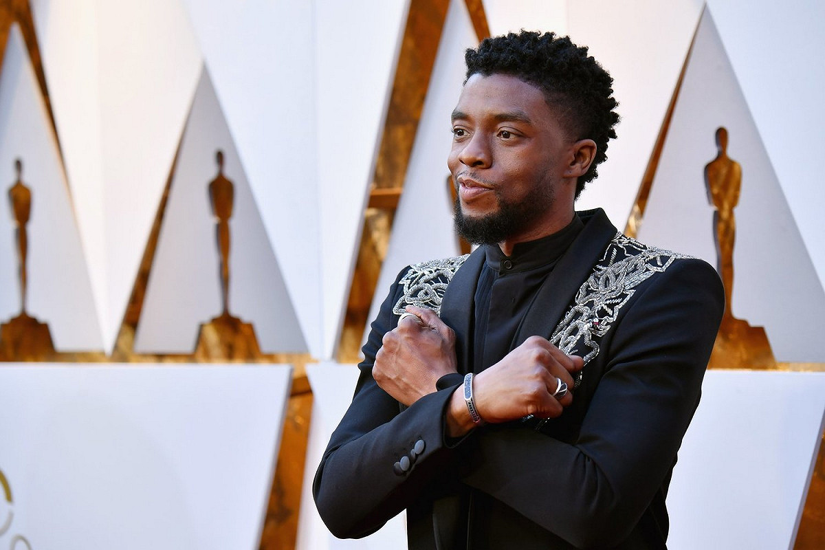 《黑豹》查德威克·鮑斯曼(Chadwick Boseman)在奧斯卡頒獎典禮上帥氣登場。 圖：奧斯卡官方網站/提供