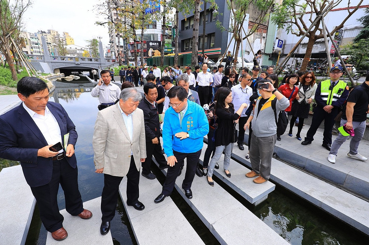 台中市長林佳龍陪同新竹縣長邱鏡淳參觀整治後的綠川。 圖 : 台中市政府/提供