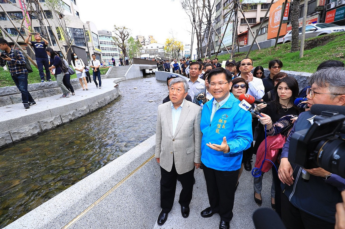 台中市長林佳龍陪同新竹縣長邱鏡淳參觀整治後的綠川。 圖 : 台中市政府/提供