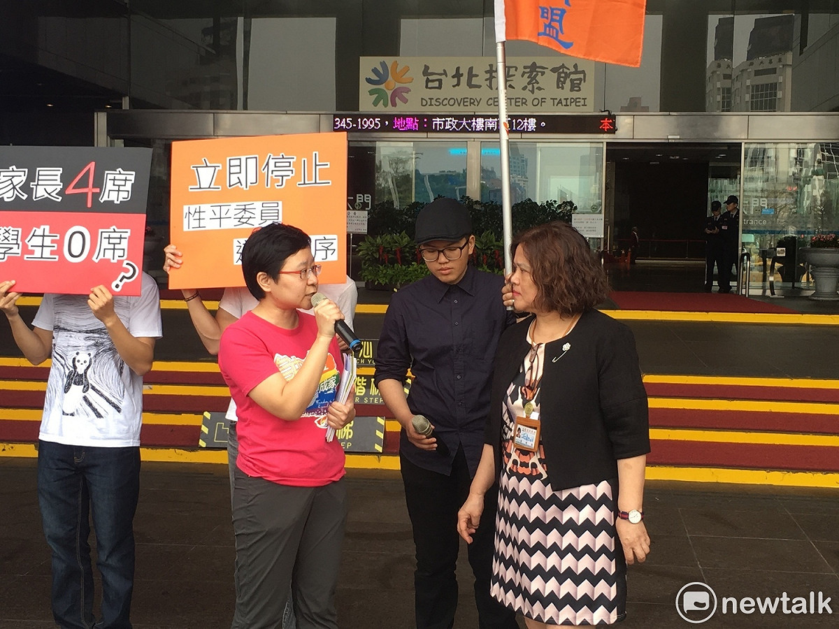 接下陳情的教育局主任秘書謝麗華表示，會將團體的訴求會帶回局裡研議。 圖：黃韋銓/攝