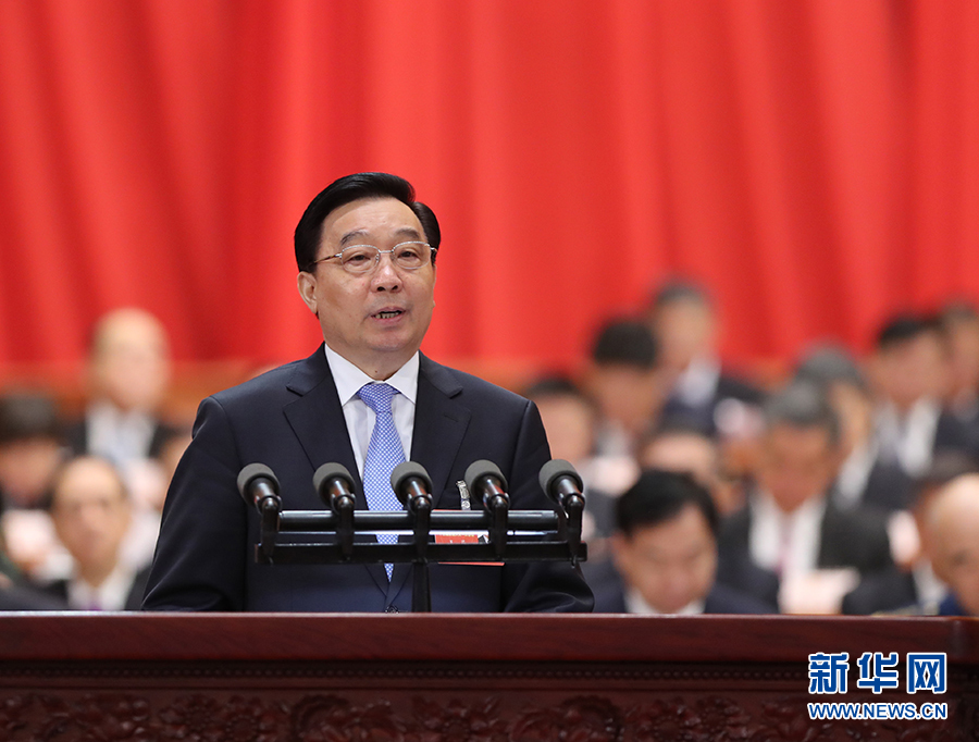 中國十二屆全國人大常委會副委員長兼秘書長王晨，今（5）日就修憲草案內容作出說明時指出，憲法第三章《國家機構》第七十九條，刪去國家主席「連續任職不得超過兩屆」，「有利維護以習近平為核心的黨中央權威和集中統一領導」。他在陳述發言到這裡時，全場響起熱烈的掌聲。 圖：翻攝自新華網