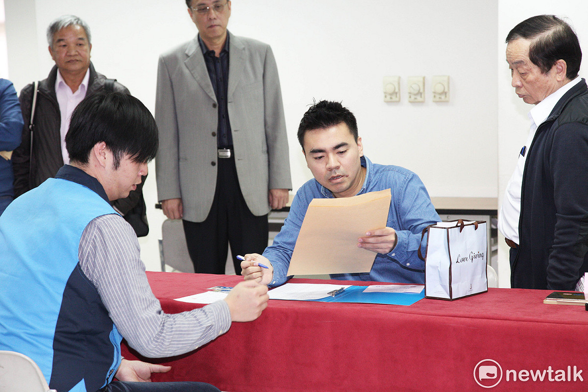 國民黨新北市長提名黨內初選領表登記首日，周錫瑋團隊由政策中心主任陳坤榮代為領表。 圖: 林昀真/攝