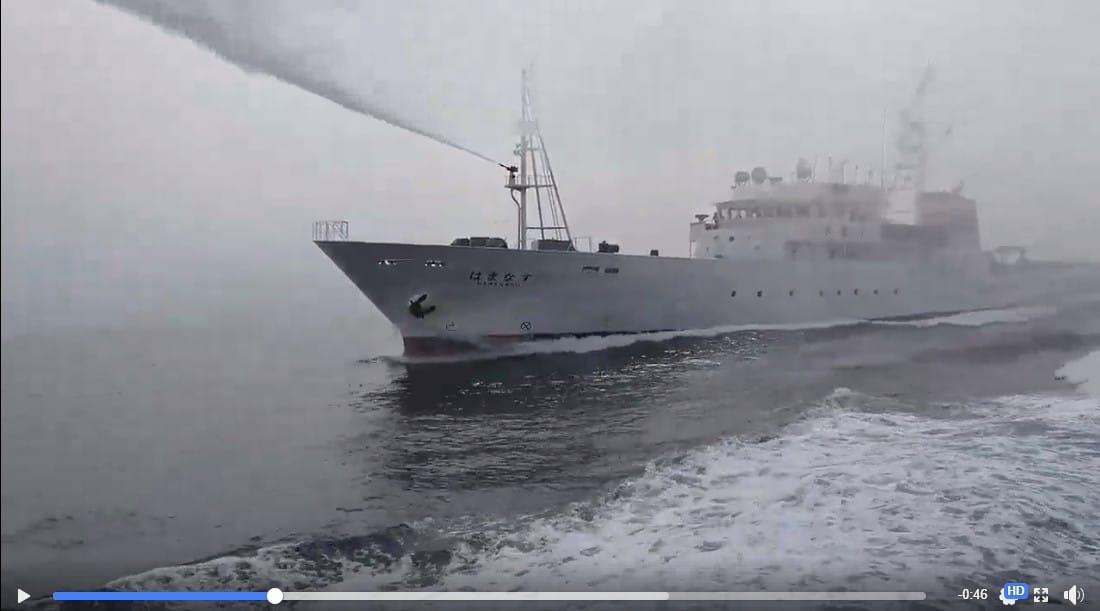 我國漁船昨日在黑水溝遭日本公務船水泡驅離。 圖：翻攝自吳姓網友臉書