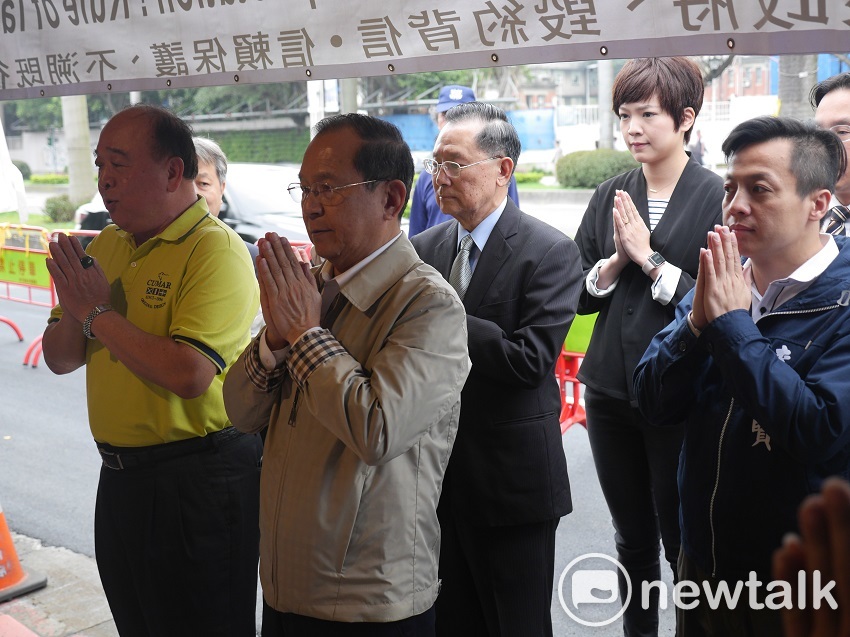 國民黨副秘書長杜建德今（5）天率領多名黨務主管到八百壯士紮營處，再次為繆德生祈福，盼繆早日康復。 圖：趙婉淳／攝