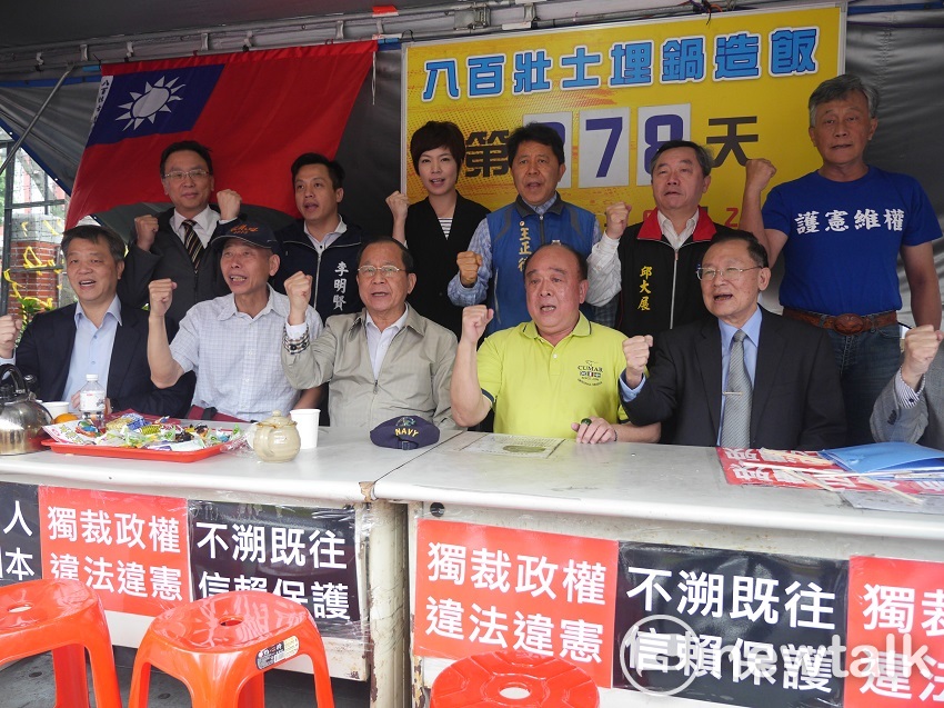 在場民眾熱情給予國民黨支持與鼓勵，高呼「中華民國萬歲」、「蔡英文，下台」，杜建德則回應，「大家辛苦了，一定要重返執政」。 圖：趙婉淳／攝