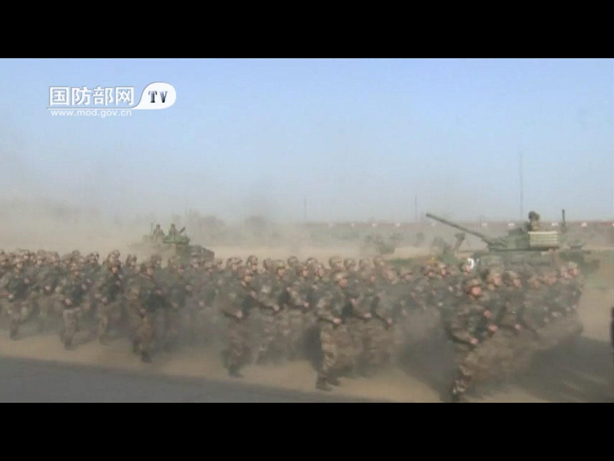 李克強指出，面對國家安全環境的深刻變化，要以黨在新時代的強軍目標為引領，牢固確立習近平強軍思想在國防和軍隊建設中的指導地位，堅定不移走中國特色強軍之路，全面推進練兵備戰工作，堅決有力維護國家主權、安全、發展利益。 圖：翻攝自中國國防部網站