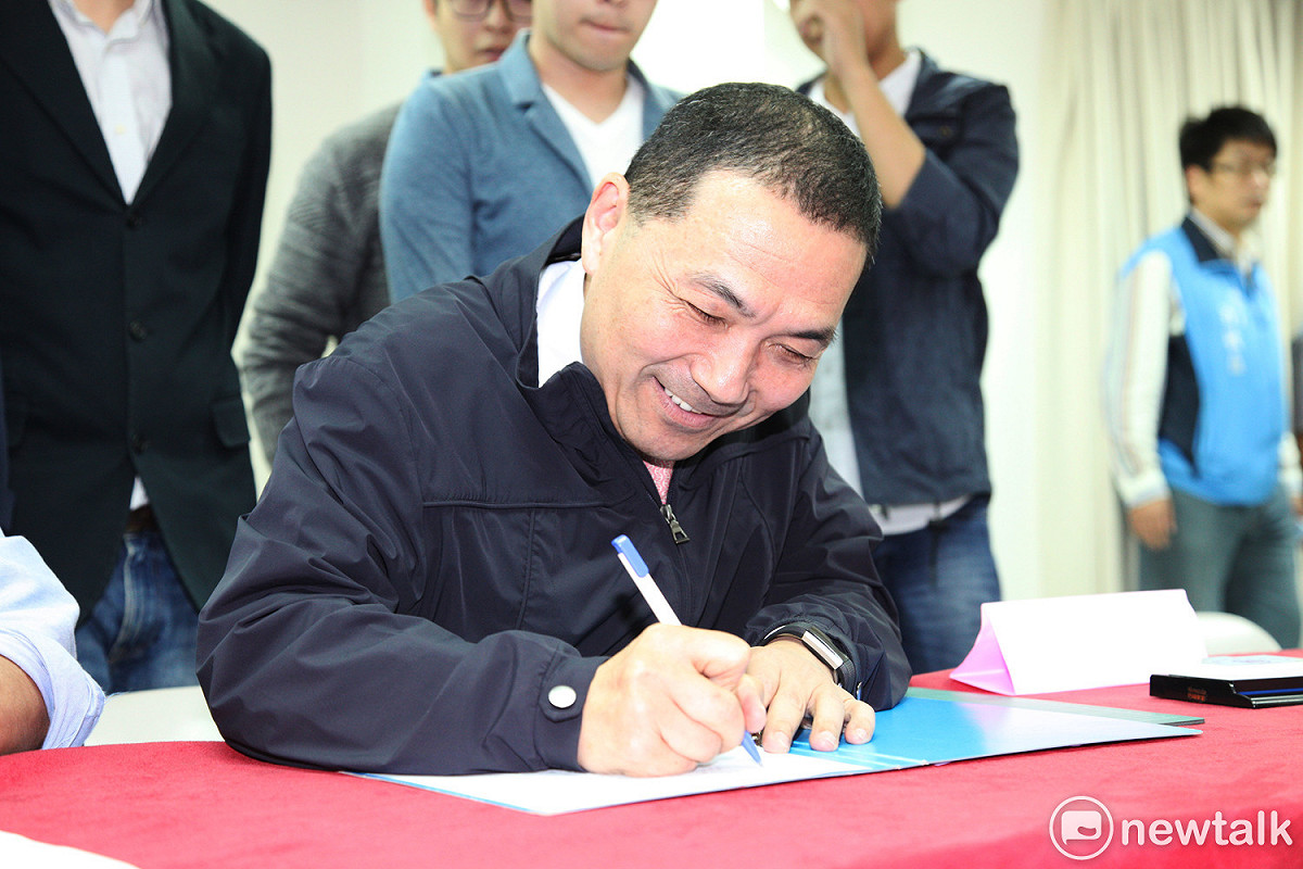 侯友宜完成黨內初選登記手續，好心情全寫在臉上。 圖: 林昀真/攝