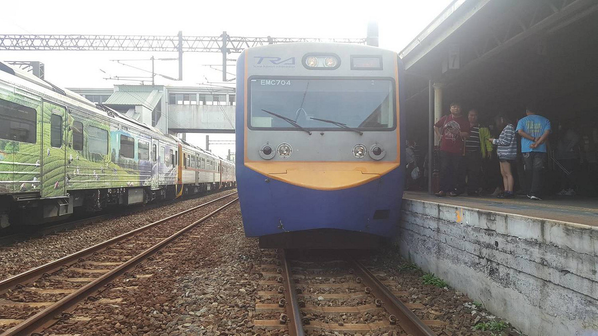 台鐵今(5)日15:44接獲通報，1214次區間車，從苗栗開往基隆方向，於新竹站內1股發生死傷事故。 圖：台鐵／提供