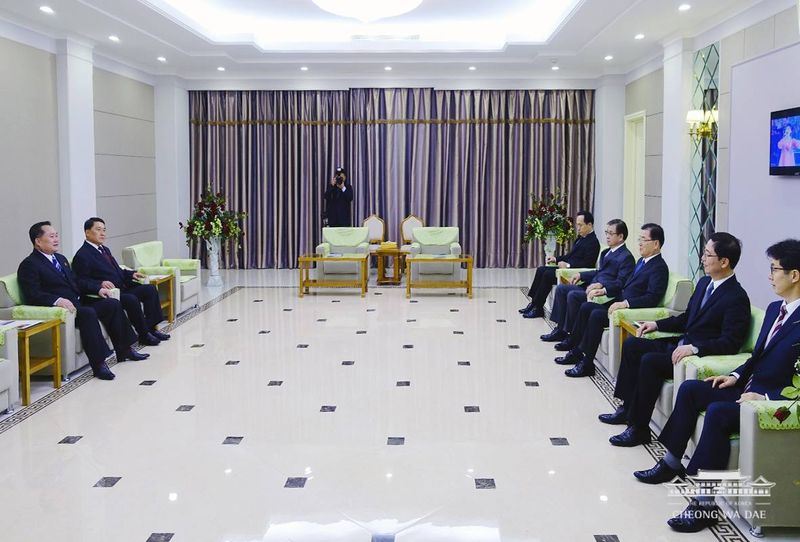 南韓總統府青瓦台發言人金宜謙表示，總統文在寅派出訪問北韓的10人特使團，已於5日下午抵達平壤。圖為南韓特使團和北韓官員會見。 圖 : 取自青瓦台臉書www.facebook.com/TheBlueHouseKR