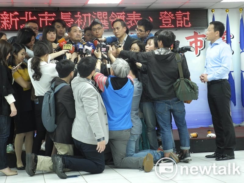 侯友宜今天登記市長初選，葉元之、江怡臻擠在侯的身邊接受媒體聯訪；北市議員鍾小平站在人群旁默默為侯打氣。 圖：王峻昌/攝