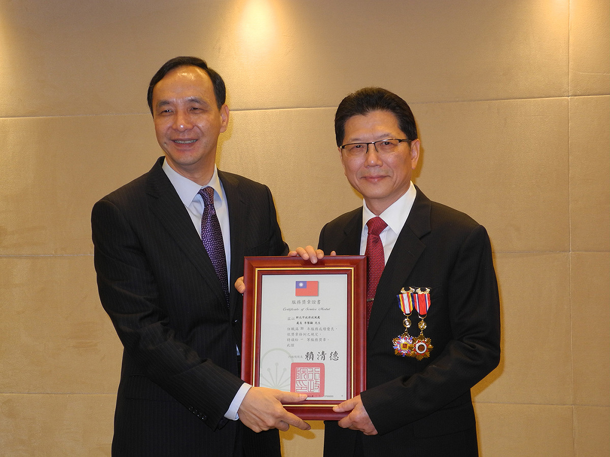 今年1月退休的前新北市政風處長李黎顯（右），上週由市長朱立倫轉頒行政院三等功績獎章、銓敘部一等服務獎章。 圖：王峻昌/攝
