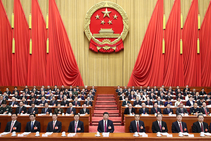 今年春節之前，中共官方媒體中央電視臺放風說，要在今年的春節聯歡晚會上播出歷代皇帝在泰山祭天的封禪大典；但央視在受到來自各方的嘲弄和詛咒後，封禪大典最終沒有出現在今年的春晚上。圖為3月5日，中國13屆全國人大在北京開幕，有關修憲取消國家主席任期限制案，深受中外媒體矚目，日媒更以「始皇帝」來稱呼一旦國家主席成為終身制後的習近平（前排中）。 圖：翻攝自新華網