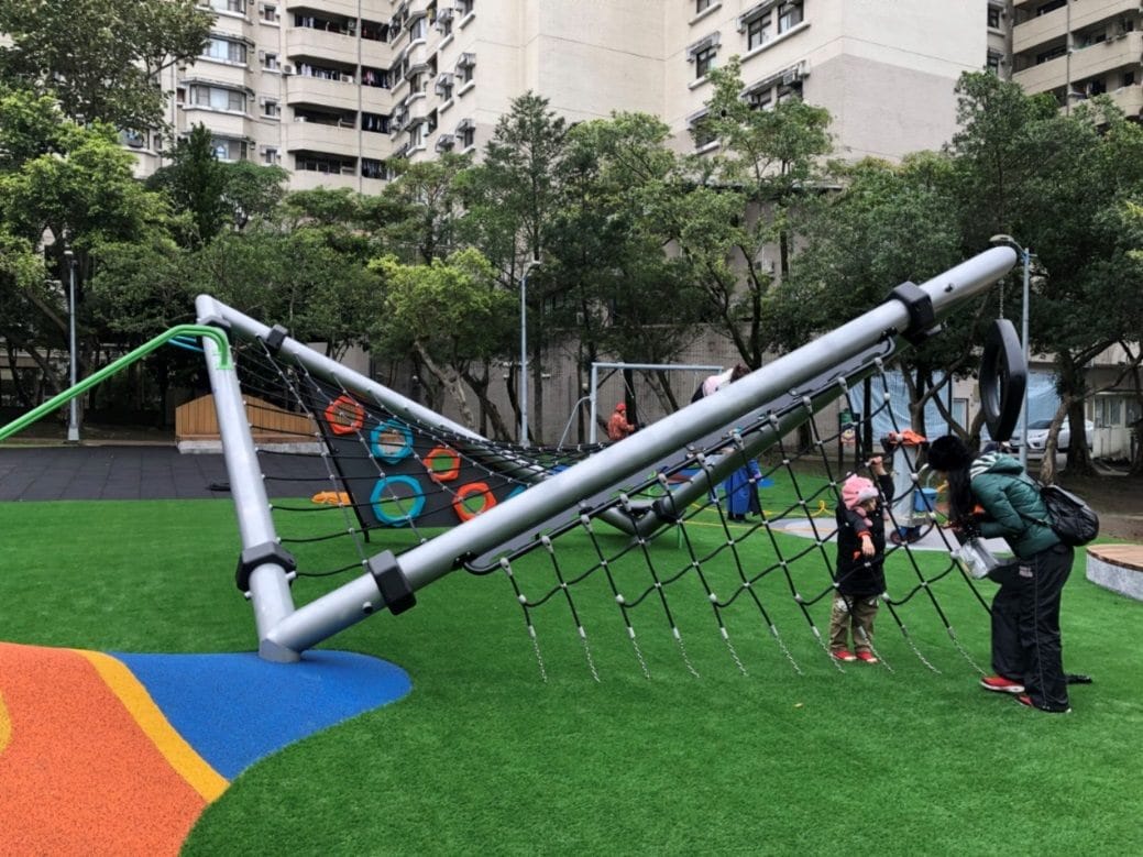 童趣小丘設置遊戲管及山丘爬網下方可自由穿梭的空間，象徵著過去地下錯縱複雜的礦坑，激發小朋友的想像空間。 圖：台北市工務局提供