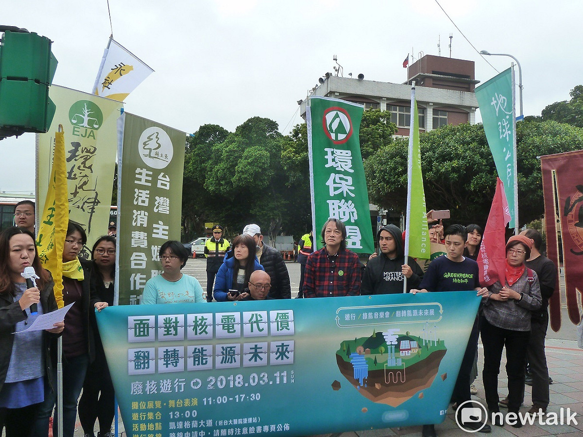 由於原能會昨天宣布通過核二廠2號機「再轉」，讓出席的環保團體代表都感到憤怒，在記者會現場高呼口號要大家「311凱道見」！ 圖：謝莉慧/攝