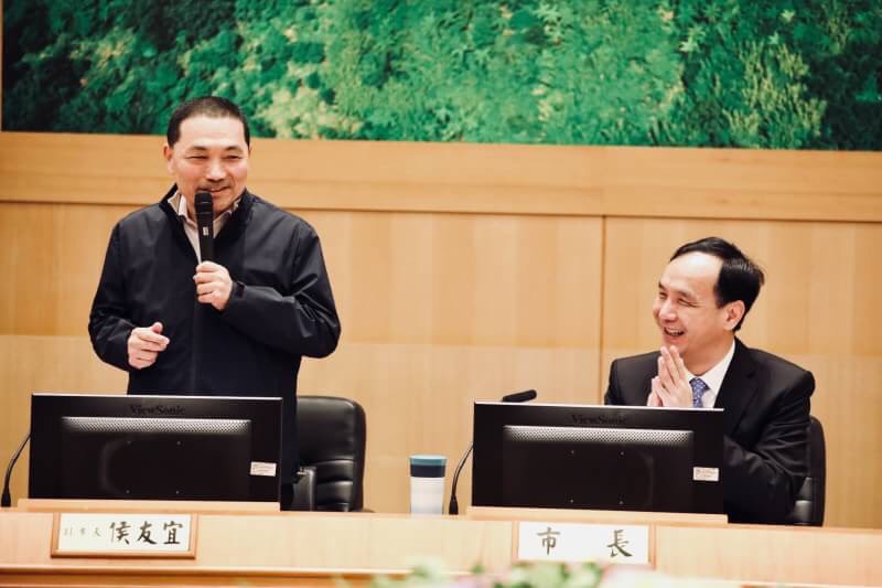 侯友宜在會中幽默向新北市長朱立倫說「你讓我失業了」引起一陣歡笑；將副市長交接給呂衛青後，侯友宜向市府同仁道別，還向曾經被他嚴厲要求過的區長們說「一切恩怨在此一筆勾銷」。 圖 : 侯友宜辦公室 / 提供