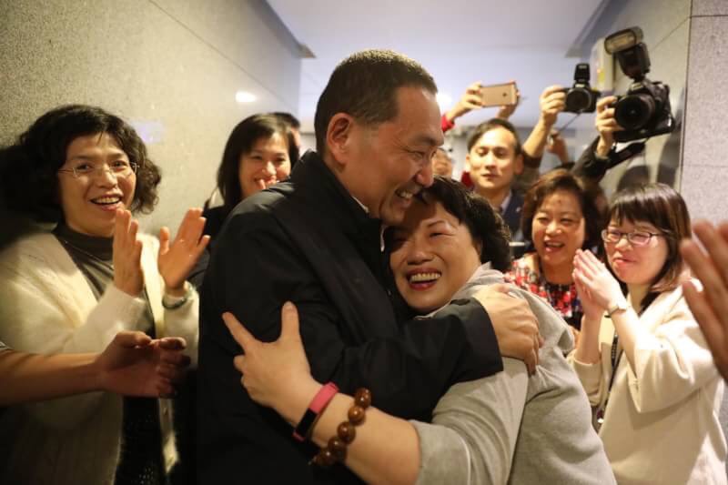 市政會議結束後，侯友宜逐一向市府同仁道別，沿路有不少打氣與道別聲，場面感人。 圖 : 侯友宜辦公室 / 提供