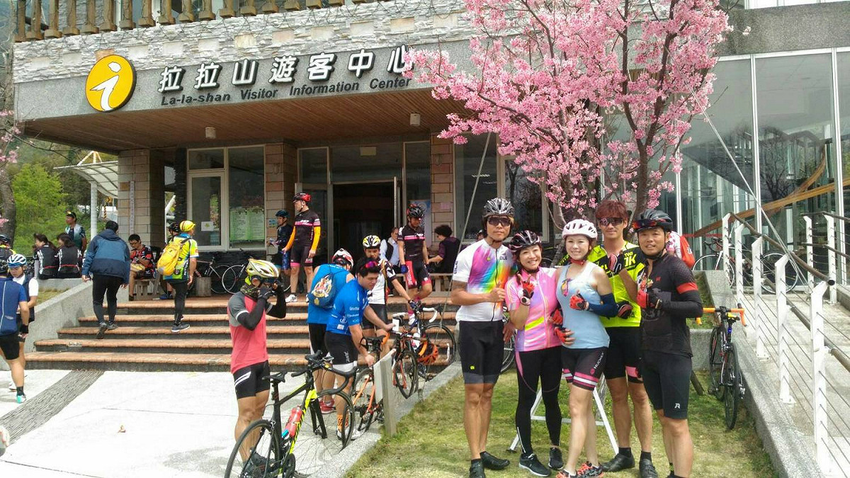 櫻花季為了推動綠色旅遊，鼓勵大家從事運動休閒，舉辦北橫櫻花勇士完騎認證活動，截至3月4日止已有1244位達陣完成，歡迎更多自行車好友能來挑戰櫻花勇士。 圖：桃園市政府提供